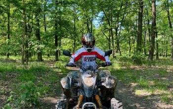 Rodinná jízda v terénu na ATV čtyřkolce