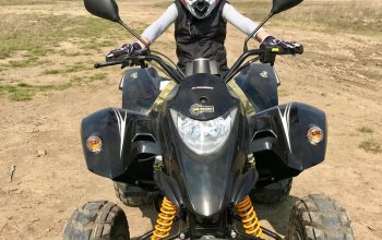 Rodinná jízda v terénu na ATV čtyřkolce