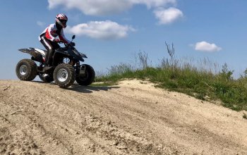 Rodinná jízda v terénu na ATV čtyřkolce