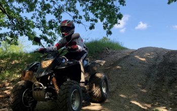Rodinná jízda v terénu na ATV čtyřkolce