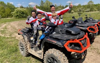Rodinná jízda v terénu na ATV čtyřkolce