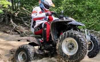 Rodinná jízda v terénu na ATV čtyřkolce