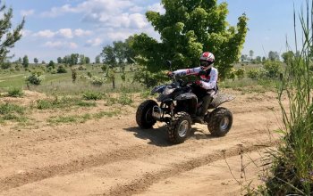 Rodinná jízda v terénu na ATV čtyřkolce