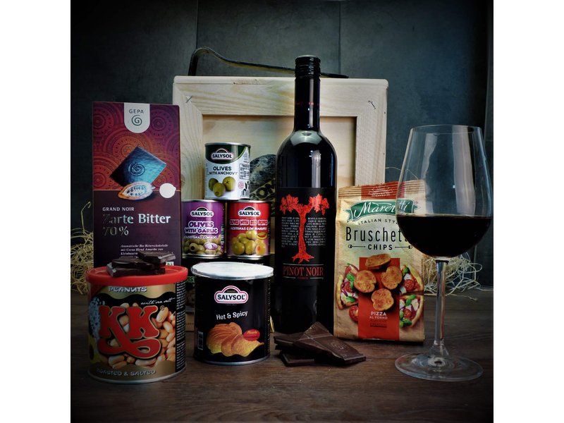 Dárková bedna s páčidlem pro muže s červeným vínem Pinot Noir Celá ČR