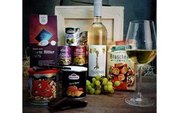 Dárková bedna s páčidlem pro muže s bílým vínem Traminer Vineco Celá ČR