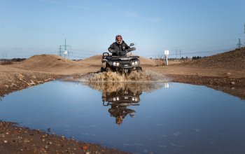 Jízda na čtyřkolce ATV na specializované trati (i…