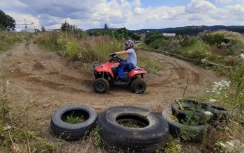 Jízda na čtyřkolce ATV na specializované trati (i…