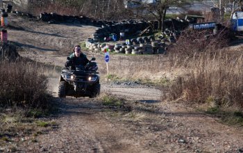 Jízda na čtyřkolce ATV na specializované trati (i…