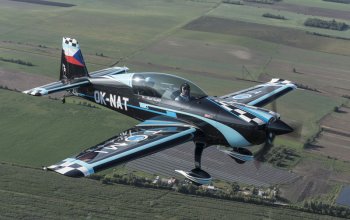 Akrobatický let letadlem Extra 330LT
