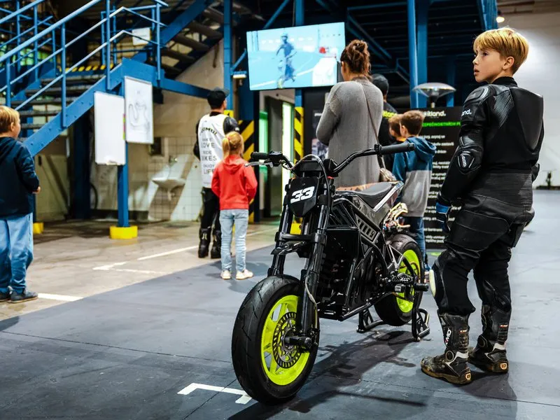 Rodinná jízda na elektrických motorkách