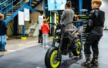 Rodinná jízda na elektrických motorkách