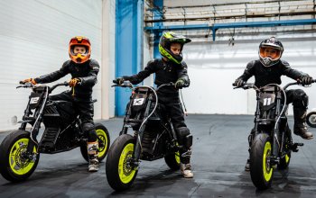 Rodinná jízda na elektrických motorkách