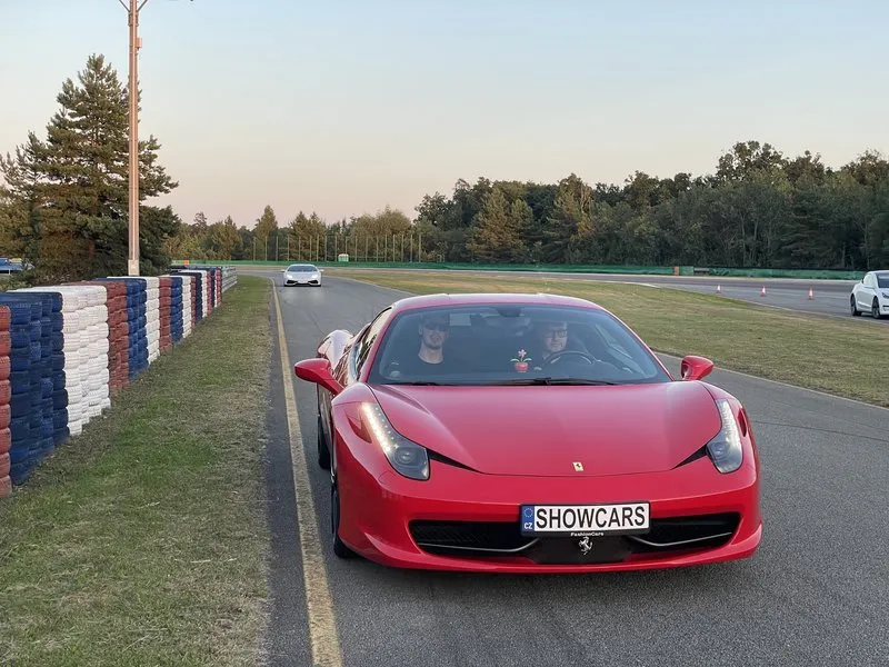 Jízda ve Ferrari 458 Italia na polygonu