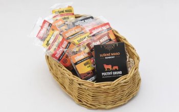 Dárkový koš sušeného masa – 12 balení + masové bonbony jako dárek