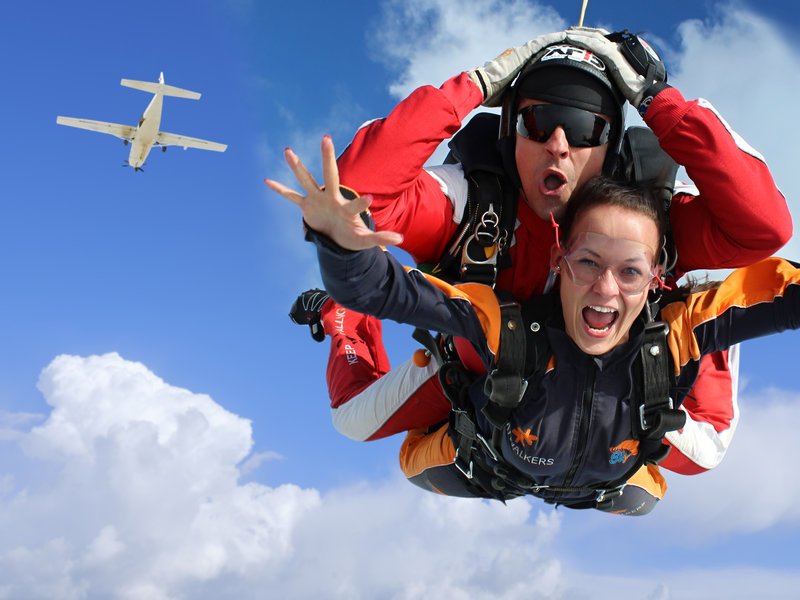 Tandemový seskok padákem ze 6000 m