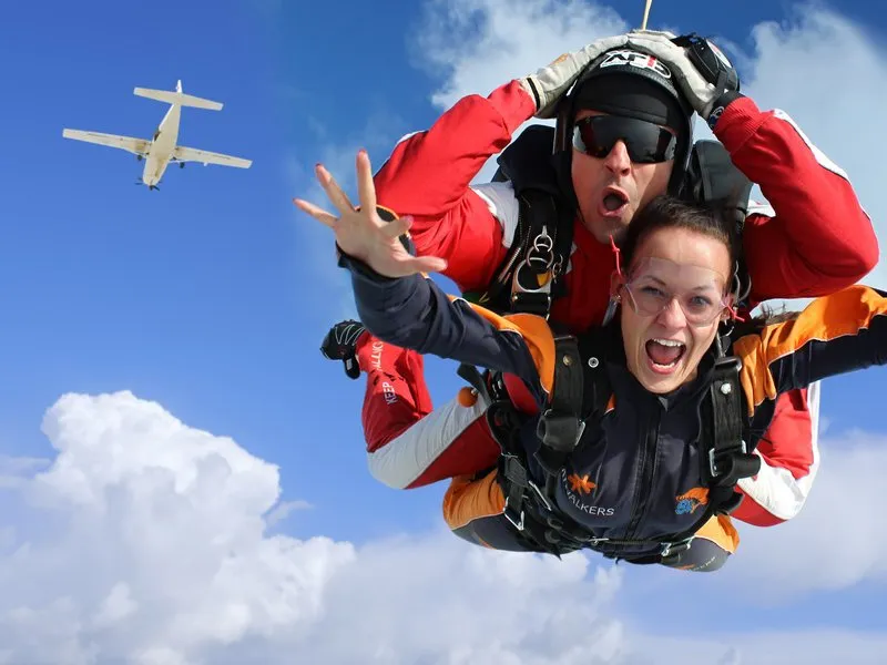 Tandemový seskok padákem ze 6000 m