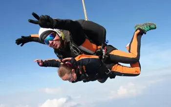 Tandemový seskok padákem ze 6000 m