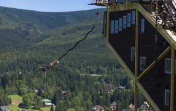 Bungee jumping z televizní věže