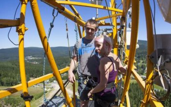 Bungee jumping z televizní věže