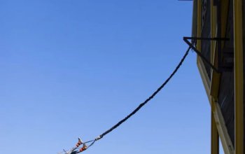 Bungee jumping z televizní věže