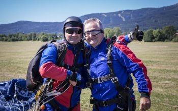 Tandemový seskok padákem