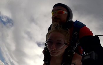 Tandemový seskok padákem z vrtulníku Mi-8