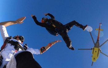 Tandemový seskok padákem z vrtulníku Mi-8