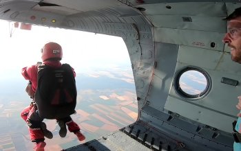 Tandemový seskok padákem z vrtulníku Mi-8