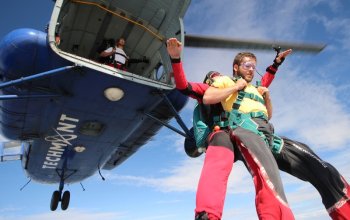 Tandemový seskok padákem z vrtulníku Mi-8