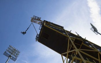 Bungee jumping z televizní věže