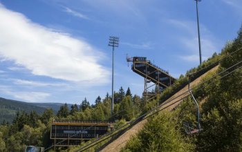 Bungee jumping z televizní věže