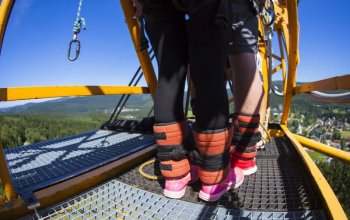 Bungee jumping z televizní věže