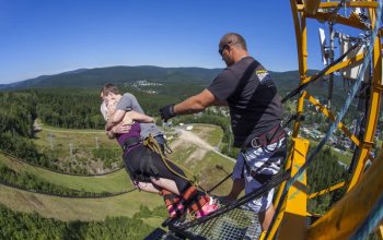Bungee jumping z televizní věže