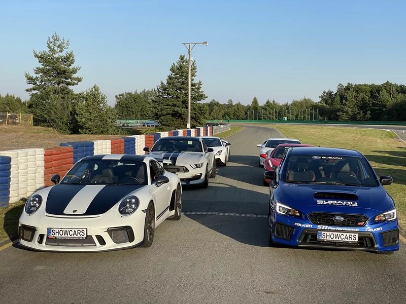 Jízda na závodním okruhu ve vlastním voze