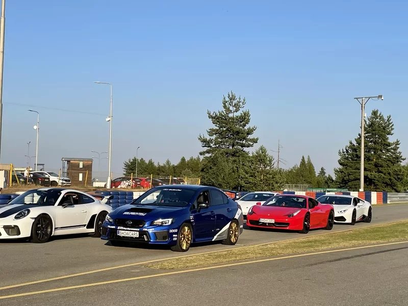 Jízda na závodním okruhu ve vlastním voze