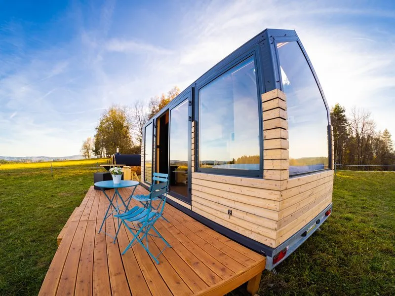 Glamping na pastvině na dvě noci - tinyhouse na Šumavě