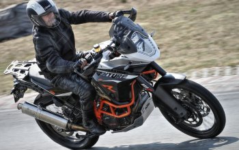 Motorky na závodním okruhu