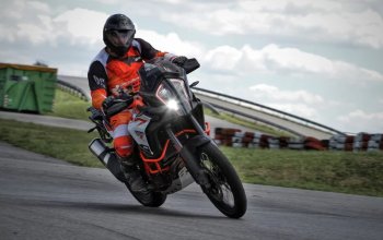 Motorky na závodním okruhu