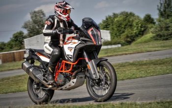 Motorky na závodním okruhu