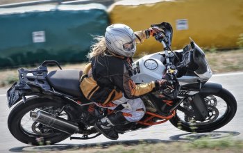 Motorky na závodním okruhu