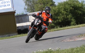 Motorky na závodním okruhu