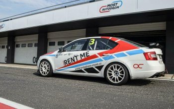 Jízda v závodním OCR speciálu na okruhu