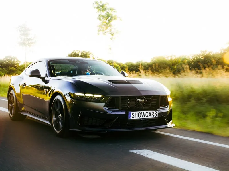 Jízda ve Fordu Mustang Dark Horse 5.0 V8