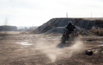 Jízda na čtyřkolce ATV na specializované trati (i…