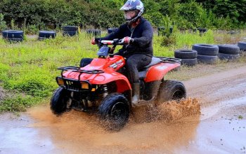 Jízda na čtyřkolce ATV na specializované trati (i…