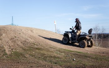 Jízda na čtyřkolce ATV na specializované trati (i…