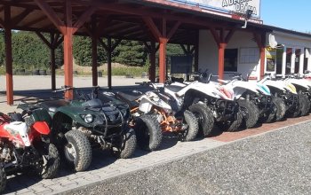 Jízda na čtyřkolce ATV na specializované trati (i…