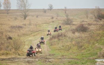 Jízda na čtyřkolce ATV na specializované trati (i…