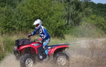 Jízda na čtyřkolce ATV na specializované trati (i…