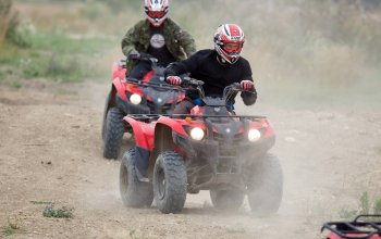 Jízda na čtyřkolce ATV na specializované trati (i…
